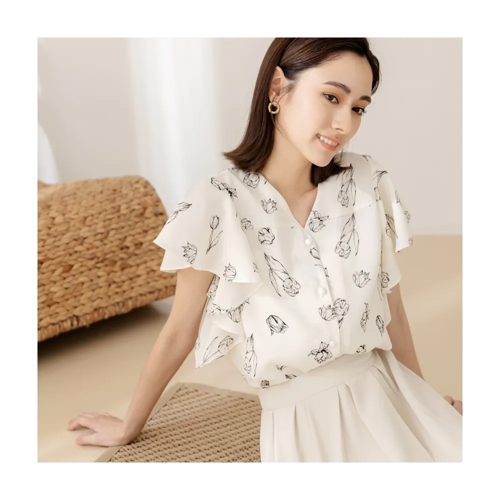 【OB 嚴選】小V臉V領開襟花卉印花荷葉袖上衣 《AB18520》