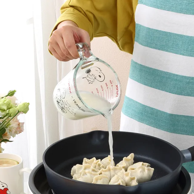 【CorelleBrands 康寧餐具】Pyrex Snoopy 耐熱玻璃 易清潔 單耳量杯500ml(兩入組)