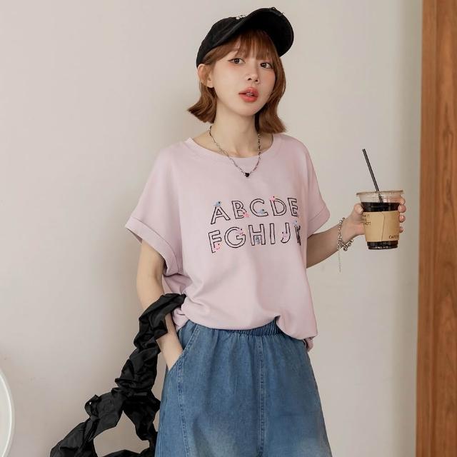 【OB 嚴選】立體字母刺繡反摺短袖上衣 《AB21339》 適 2L~5L