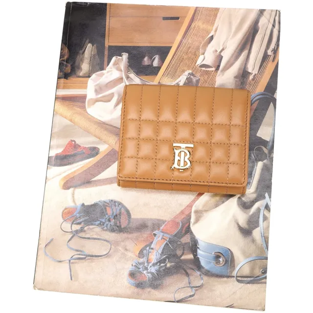 【BURBERRY 巴寶莉】Lola TB字母絎縫小羊皮三折釦式短夾(棕色)