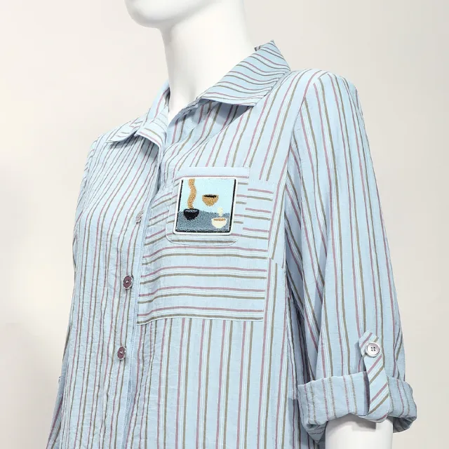 【ILEY 伊蕾】牙刷繡造型棉麻條紋襯衫(淺藍；M-XL；1253351502)