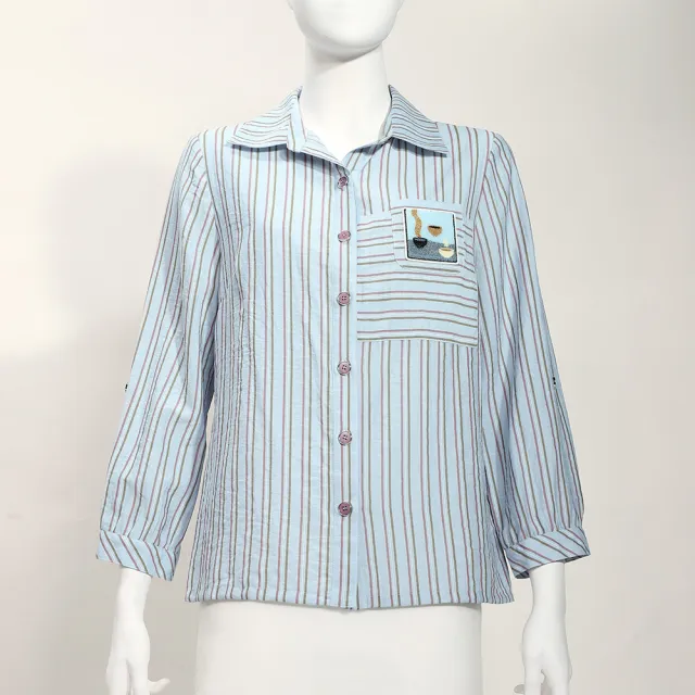 【ILEY 伊蕾】牙刷繡造型棉麻條紋襯衫(淺藍；M-XL；1253351502)