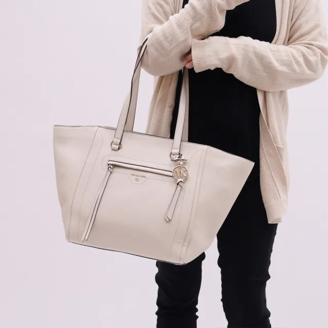 【Michael Kors】專櫃款 圓標MK吊飾蘇荔枝皮革肩背大托特包(白 大款)