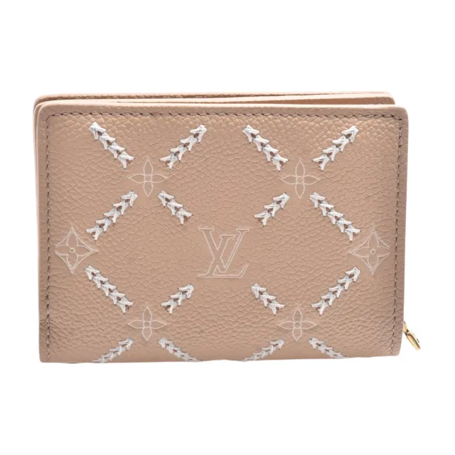 【Louis Vuitton 路易威登】M28960經典Clea系列Monogram壓花牛皮微型刺繡對折短夾(國外限定版-榛果深米色)