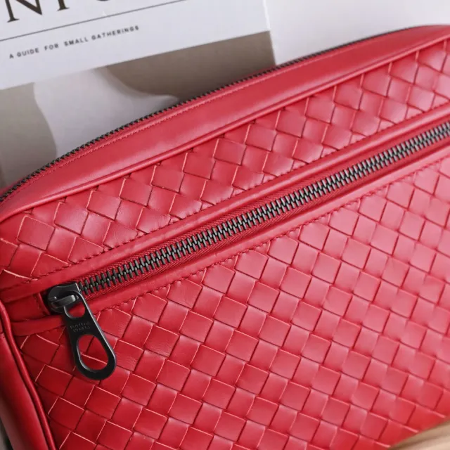 【BOTTEGA VENETA 寶緹嘉】經典編織羊皮手拿大商務包萬用包(紅)