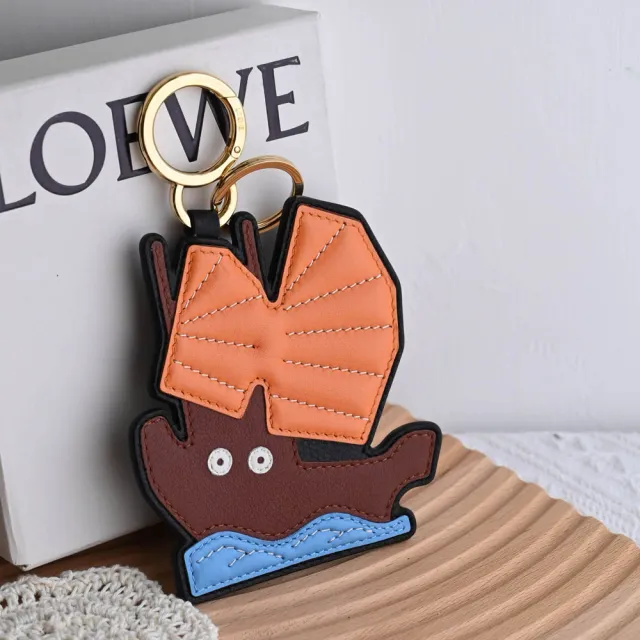 【LOEWE 羅威】可愛香港意象船隻牛皮雙釦鑰匙圈吊飾(橘/棕)