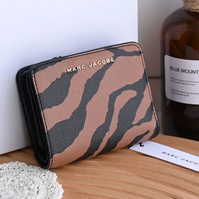 【MARC JACOBS】金屬浮雕LOGO虎紋雙面扣式拉鍊零錢短夾(咖)