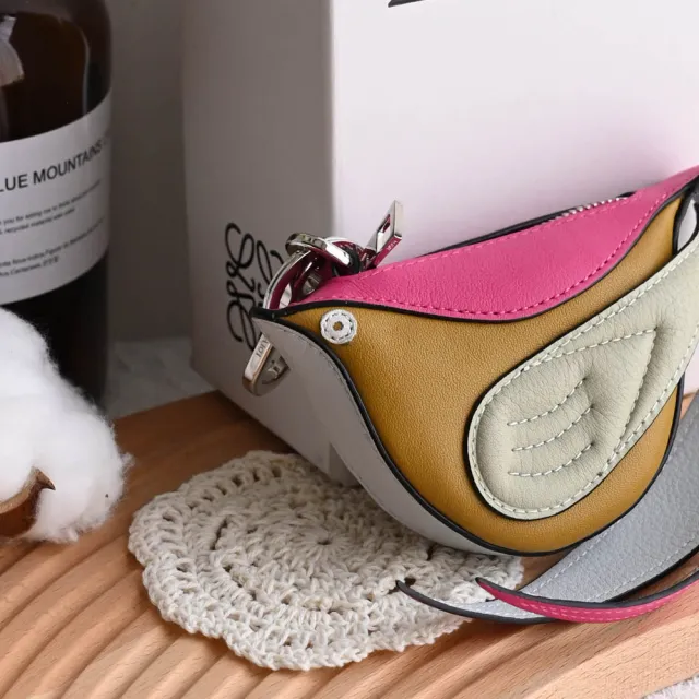 【LOEWE 羅威】PAJARO 撞色招福小鳥造型小牛皮個性鑰匙圈零錢包(粉邊)