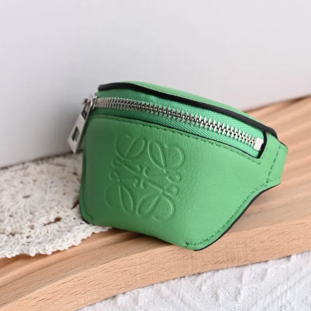 【LOEWE 羅威】經典徽章烙印LOGO小牛皮扣式造型手環零錢包(綠)