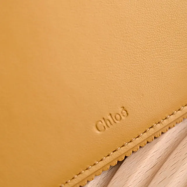 【Chloe’ 蔻依】簡約烙印LOGO小牛皮信用卡名片零錢包(姜黃)