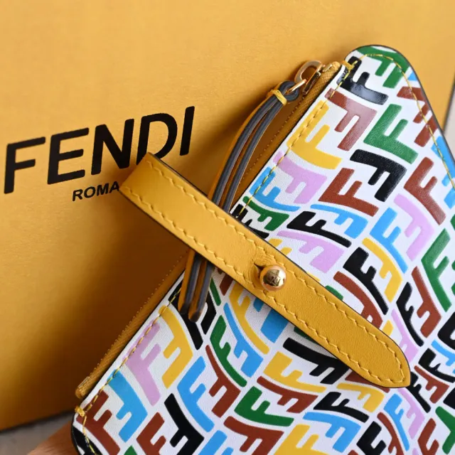 【FENDI 芬迪】金屬LOGO經典F壓花小牛皮拉鍊三角零錢包(黃白)