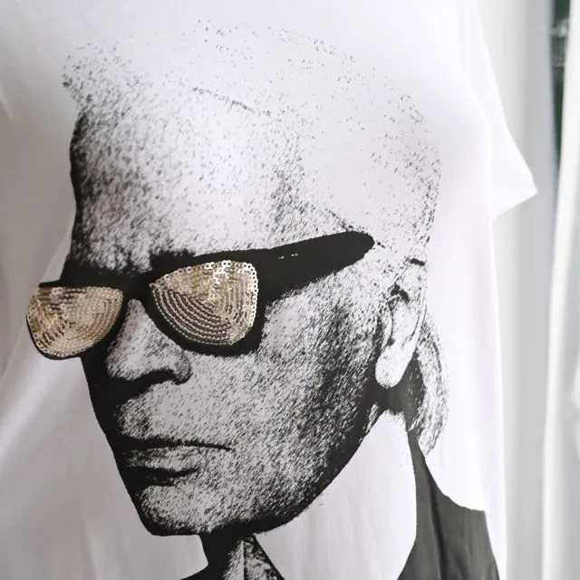 【KARL LAGERFELD 卡爾】老佛爺紀念款肖像圖案棉質短T恤(白)