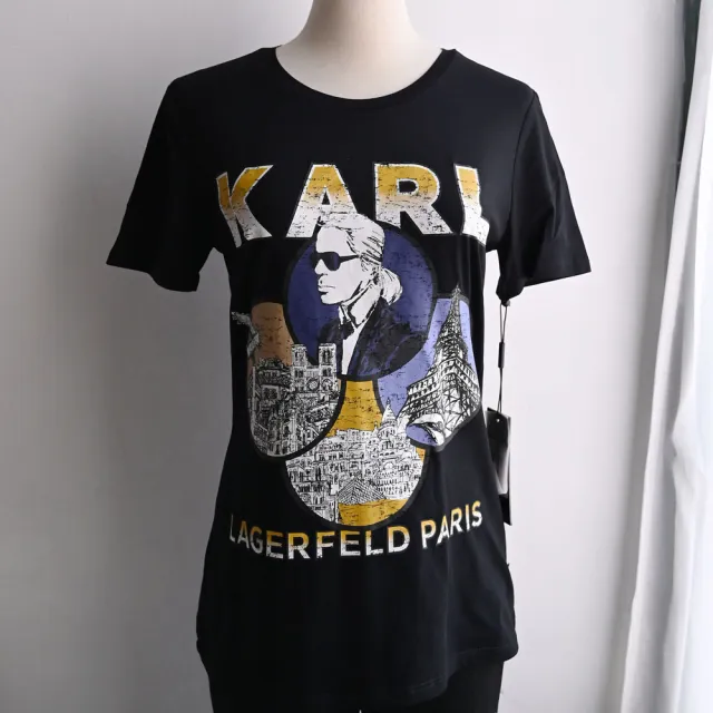 【KARL LAGERFELD 卡爾】老佛爺公仔巴黎地標圖案個性棉短T(黑)
