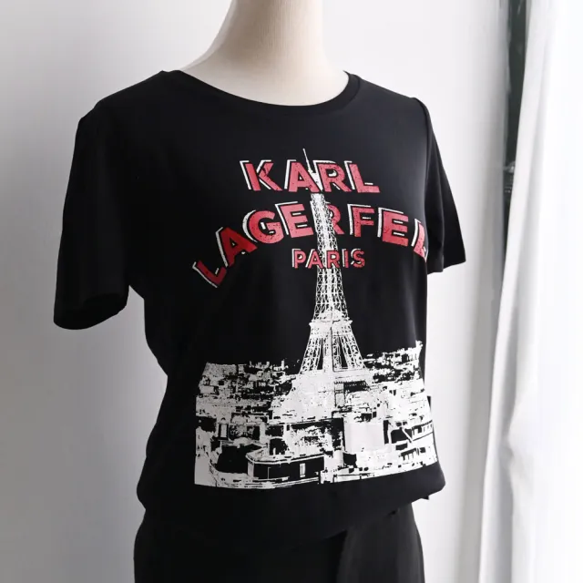 【KARL LAGERFELD 卡爾】老佛爺 巴黎鐵塔景點圖案素雅個性棉短T(黑)