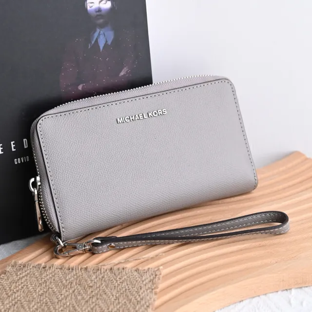【Michael Kors】新版金屬LOGO手提式拉鍊手機袋零錢中夾(珍珠灰)