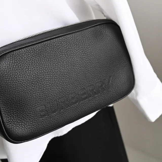 【BURBERRY 巴寶莉】經典烙印LOGO小牛皮發財方包相機包斜背包(黑)