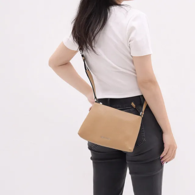 【MARC JACOBS】簡約金屬LOGO荔紋皮革寬背帶方包斜背包(拿鐵棕)