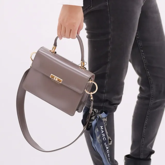 【MARC JACOBS】經典LOGO絲巾裝飾翻蓋手提包兩用包仕女包(灰)