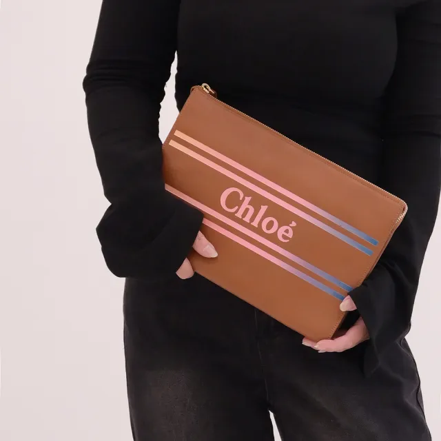 【Chloe’ 蔻依】大LOGO漸層條紋大手拿包萬用包(咖 大款)