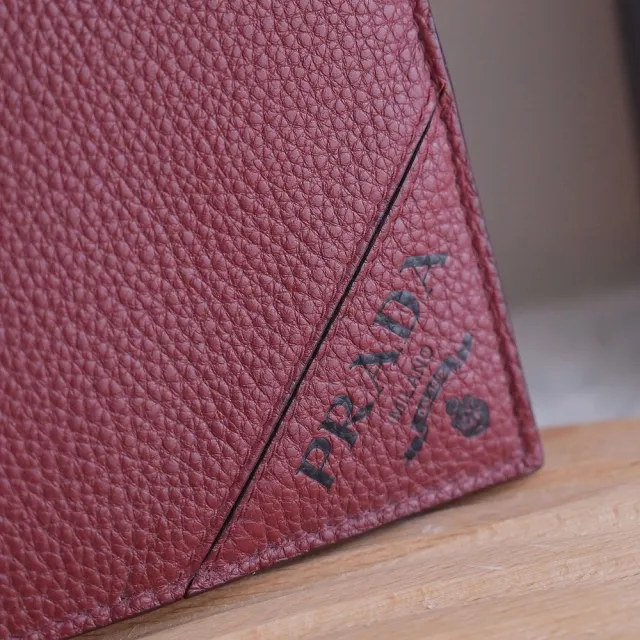 【PRADA 普拉達】經典仿三角LOGO小牛皮零錢短夾(深紅)
