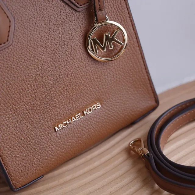 【Michael Kors】簡約LOGO荔枝皮迷你紙袋造型手提兩用包(咖)