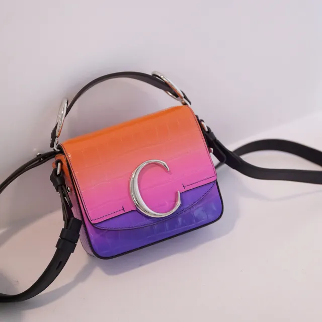 【Chloe’ 蔻依】Mini 品牌字母C LOGO拼接手提二用小包(紫橘)
