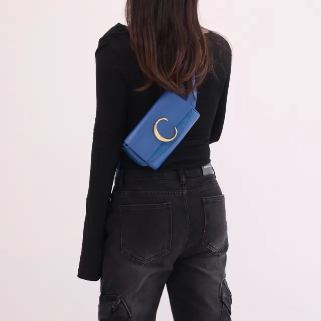 【Chloe’ 蔻依】品牌字母C LOGO拼接三用腰包胸口包(藍)