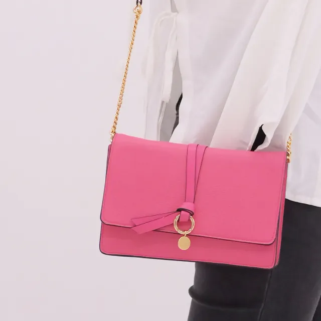 【Chloe’ 蔻依】綁結吊飾LOGO小牛皮三用手拿包斜背包鍊包(桃紅)
