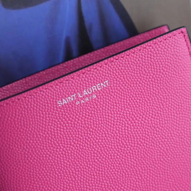【YSL】品牌燙印LOGO防刮牛皮對折雙層8卡短夾(桃紅)