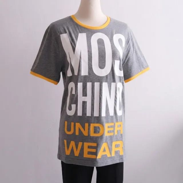 【MOSCHINO】品牌英文LOGO寬版個性棉短T恤(灰/黃邊)