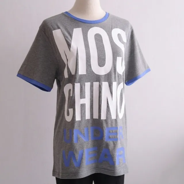 【MOSCHINO】品牌英文LOGO寬版個性棉短T恤(灰/藍邊)