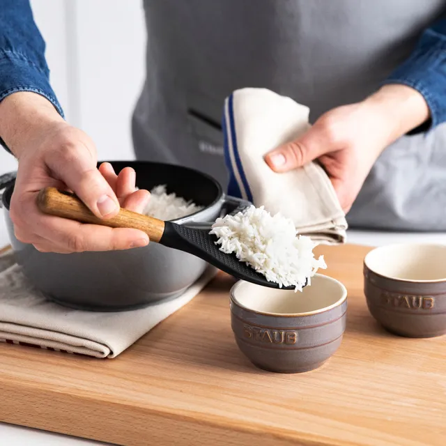 【STAUB】松露白Lily雕花琺瑯鑄鐵和食鍋16cm贈配件2件組(德國雙人牌集團官方直營)