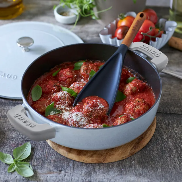 【STAUB】松露白Lily雕花琺瑯鑄鐵和食鍋16cm贈配件2件組(德國雙人牌集團官方直營)