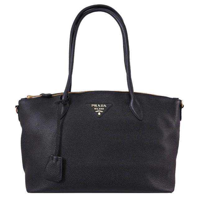【PRADA 普拉達】經典三角LOGO附吊飾荔枝牛皮肩背包托特包(黑)