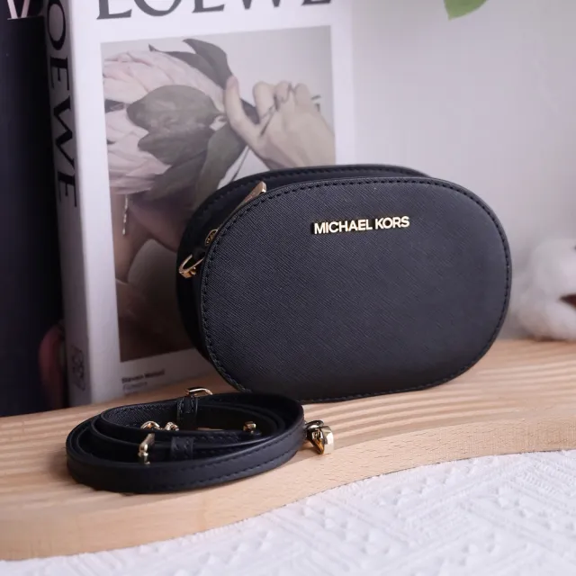 【Michael Kors】浮雕LOGO素雅橢圓小手拿包斜背包(黑)
