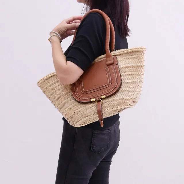 【Chloe’ 蔻依】Marcie 經典馬鞍造型翻蓋肩背個性草編包(卡其咖)