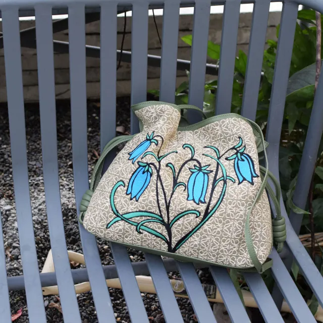 【LOEWE 羅威】限定經典精緻徽章LOGO印花刺繡花朵束口斜背包(酪梨綠)