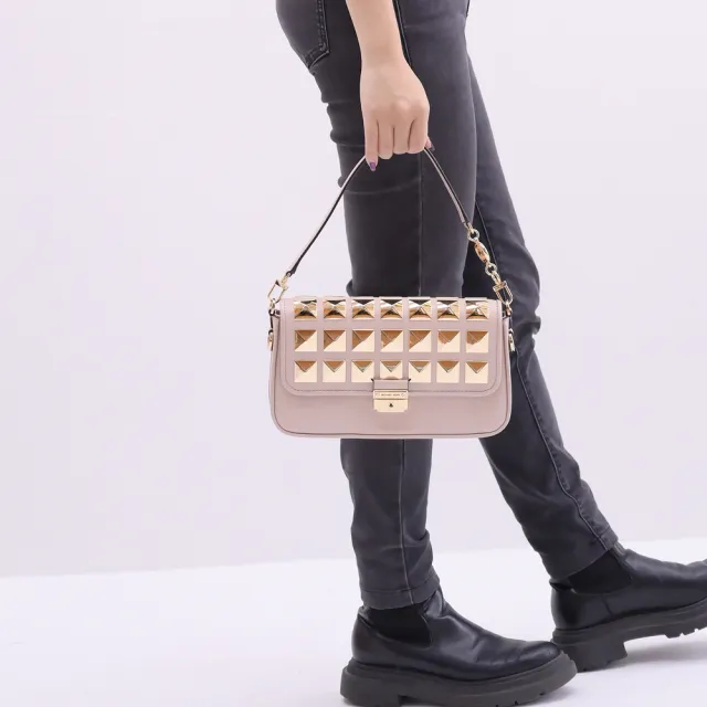 【Michael Kors】經典LOGO壓釦鉚釘翻蓋肩斜兩用包學院包(柔粉)