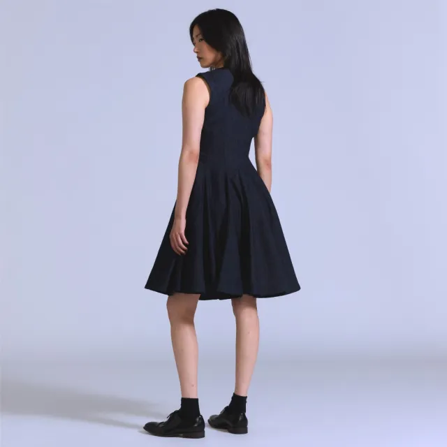 【LEVIS】BLUETAB™ 無袖牛仔洋裝 / 喇叭裙擺 女生上衣 人氣新品 006UG-0000
