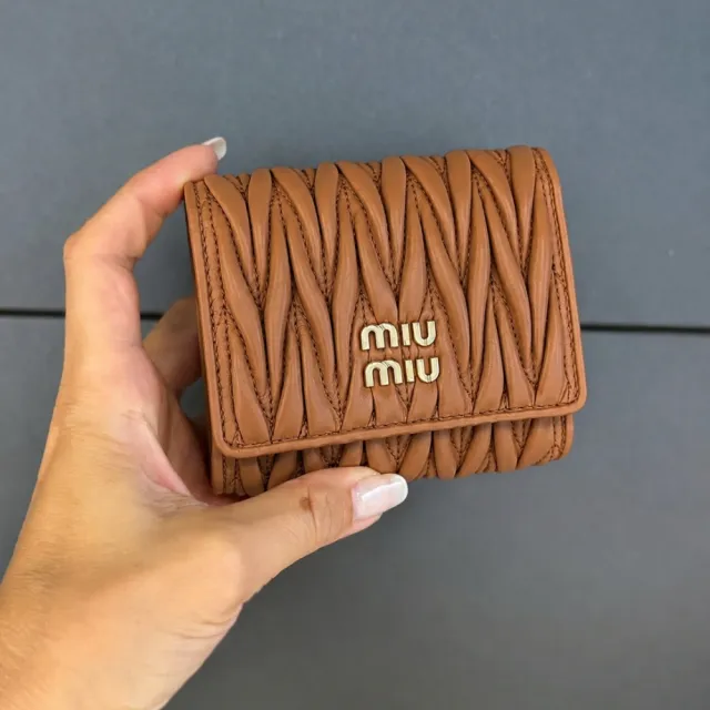 【MIU MIU】Matelasse 納帕皮革 焦糖色 三折短夾 錢包