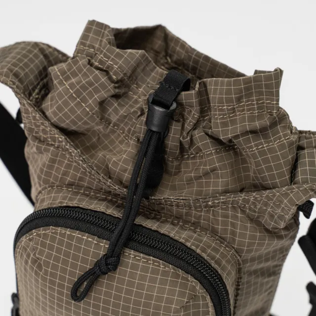 【The North Face】北面男女款褐色DWR防潑水抽繩開口斜背包｜8JCD2H9