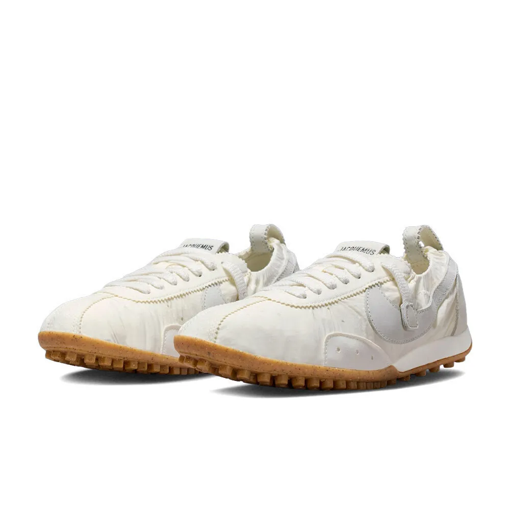【NIKE 耐吉】Jacquemus x W Nike Moon Shoe SP 奶油白 芭蕾風 復古 跑鞋 休閒鞋 女鞋 HV8547-002