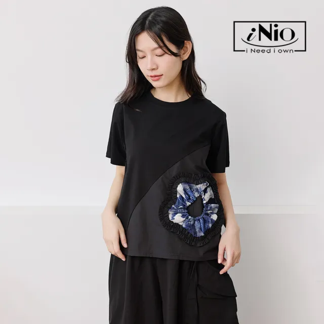 【iNio 衣著美學】異材質拼接立體花型短袖上衣 女寬鬆落肩圓領棉T 撞色抓皺花朵造型  CHW1113