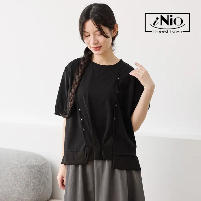 【iNio 衣著美學】不對稱拼接抓褶短袖上衣 女寬鬆落肩圓領棉T 錯位鈕釦造型 修飾上衣 CHW1104