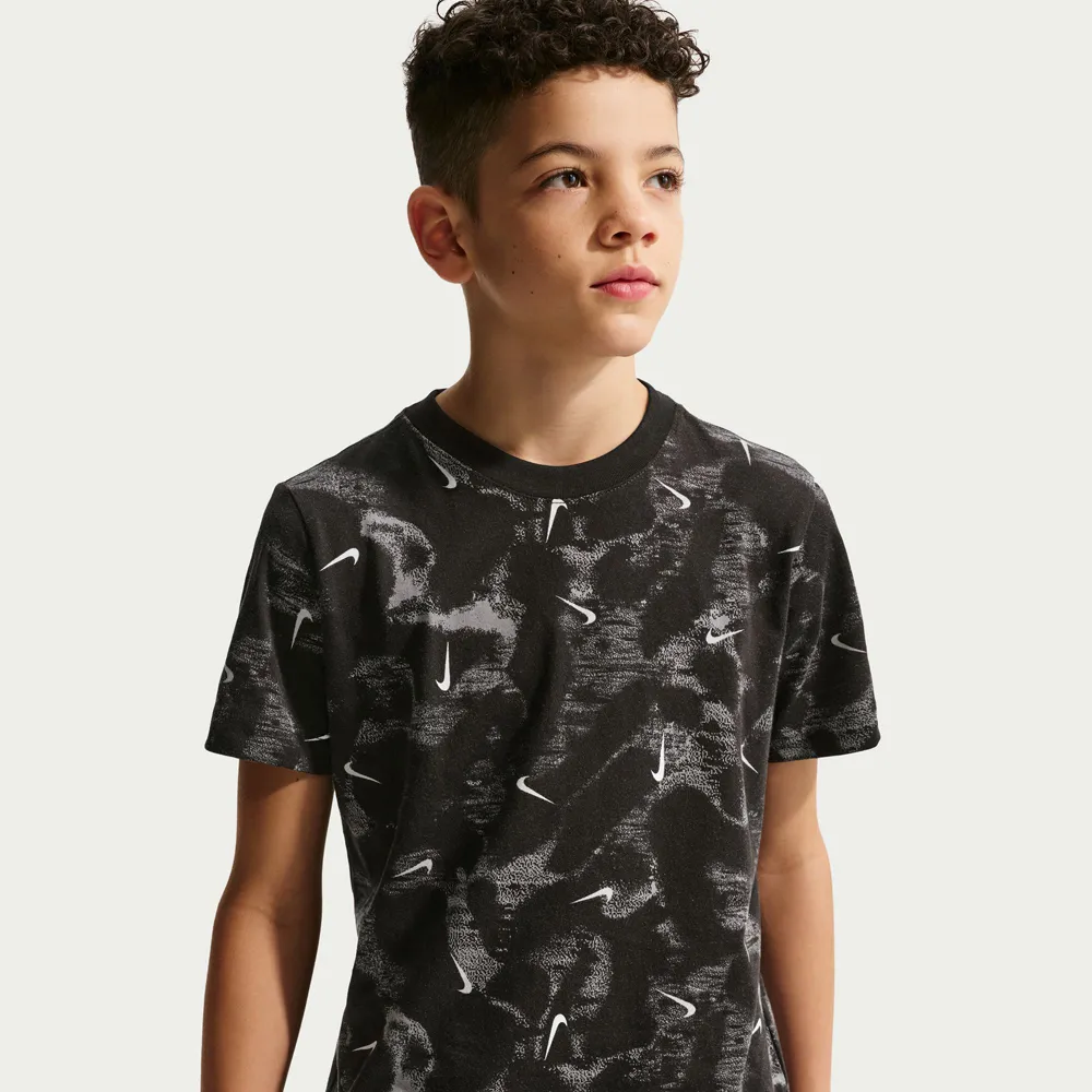 【NIKE 耐吉】短袖上衣 童裝 大童 男女童 T恤 K NSW LBR AOP TEE 黑灰 II0458-010