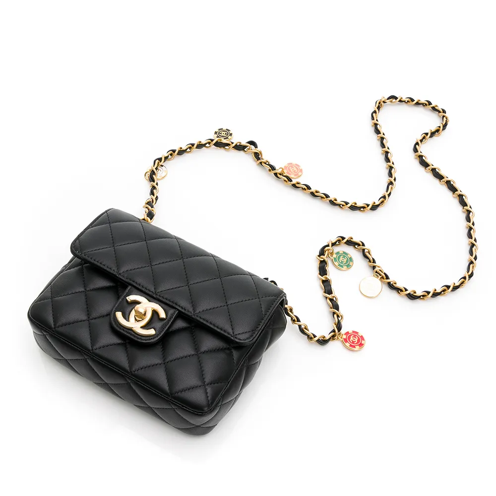 【CHANEL 香奈兒】經典菱格紋小羊皮金釦糖果色雙C墜片鏈帶翻蓋斜背包(黑色/金釦)