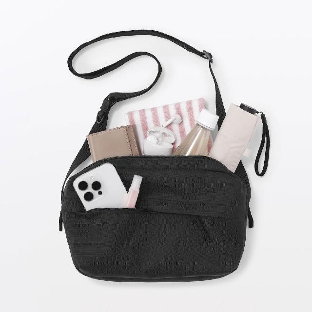 【MUJI 無印良品】撥水加工再生聚酯纖維背面附口袋肩背包(灰色/黑色/淺米/摩卡棕)
