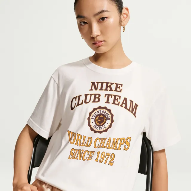【NIKE 耐吉】短袖上衣 女 T恤 AS W NSW NK CLSC BF TEE CHAMP 米 IM6421-133