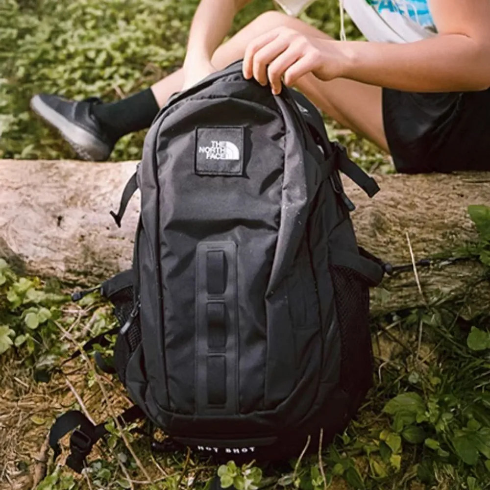 【The North Face】北面男女款黑色多隔層舒適背負後背包｜3KYJ53R(筆電包/登山包)