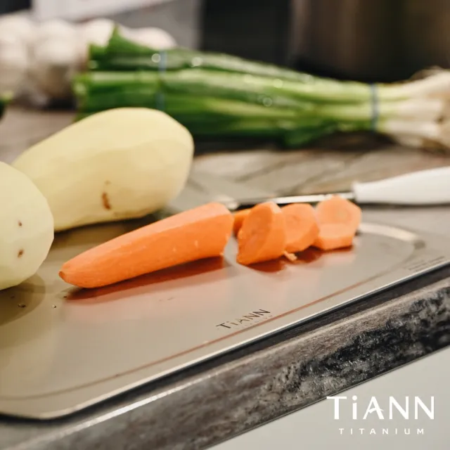 【TiANN 鈦安】專利萬用鈦砧板 大款-36x30公分 鯨魚款(砧盤/沾板/切菜板/烘焙烤盤/露營餐盤)